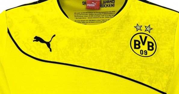 Il muro giallo sulla maglia natalizia del Borussia Dortmund 2013