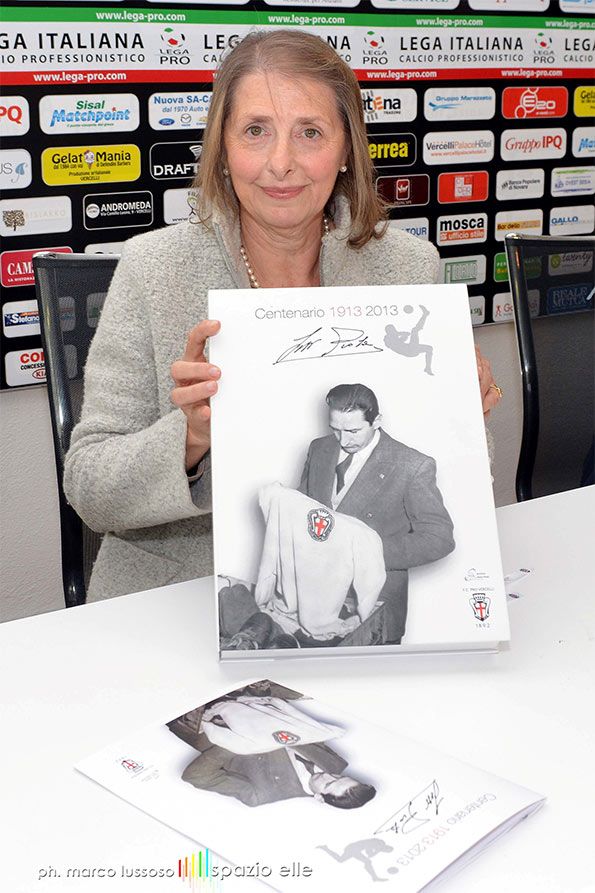 Silvia Piola mostra maglia speciale Pro Vercelli