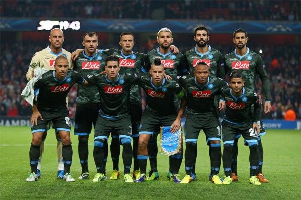 Il Napoli in maglia mimetica contro l'Arsenal
