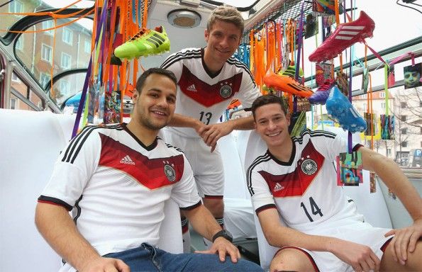 Presentazione kit Germania 2014 in pullman