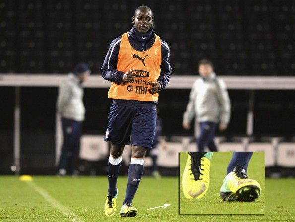 Balotelli scarpe Nike baffo coperto