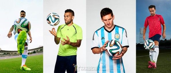 Lavezzi, Messi, Dani Alves e Xavi pallone Brazuca