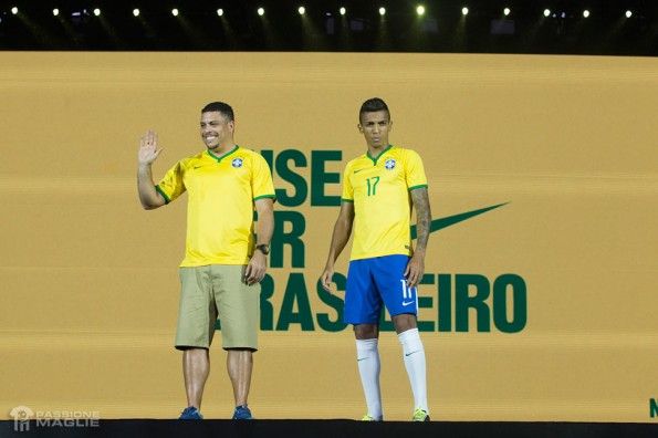 Luiz Gustavo e Ronaldo con la maglia del Brasile 2014
