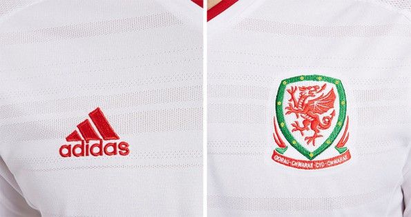 Dettagli maglia trasferta Galles 2014-15