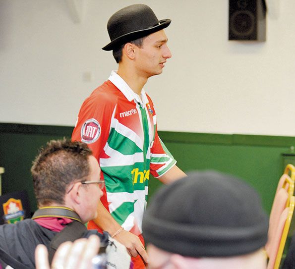 Windsor FC 2014, manica