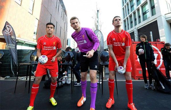 Lancio palloni ai tifosi del Liverpool