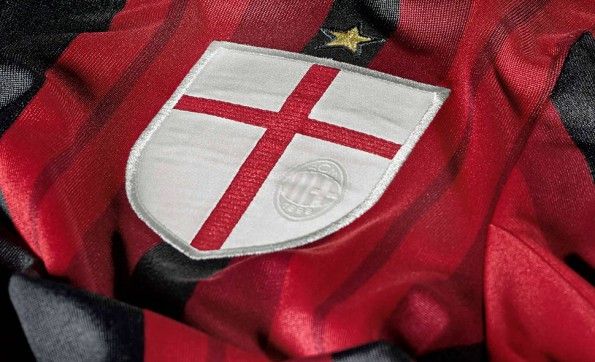 Dettaglio stemma Milano maglia home 14-15