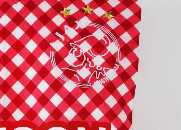 La trama a quadretti di una delle maglie-scherzo dell'Ajax