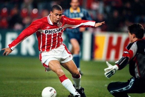 Ronaldo con la maglia del PSV Eindhoven