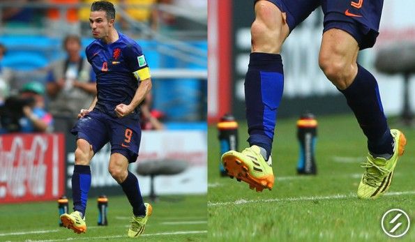 Van Persie con le scarpe personalizzate adidas F50 adizero