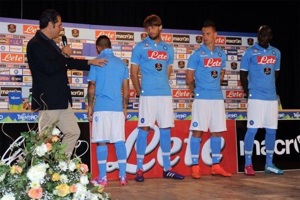 Formisano illustra le divise del Napoli 2014-15