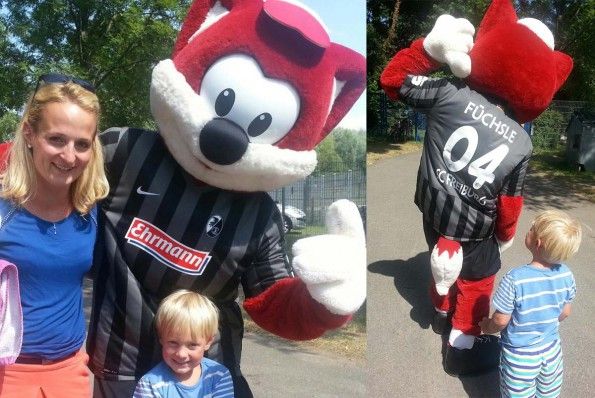 La mascotte del Friburgo presenta le maglie 2014-15