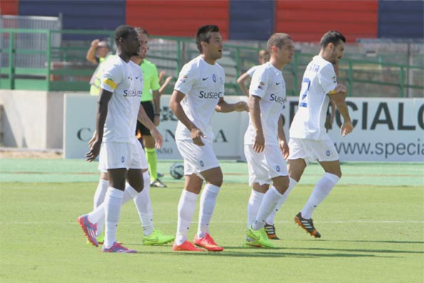 Fiocco giallo Atalanta per i Marò