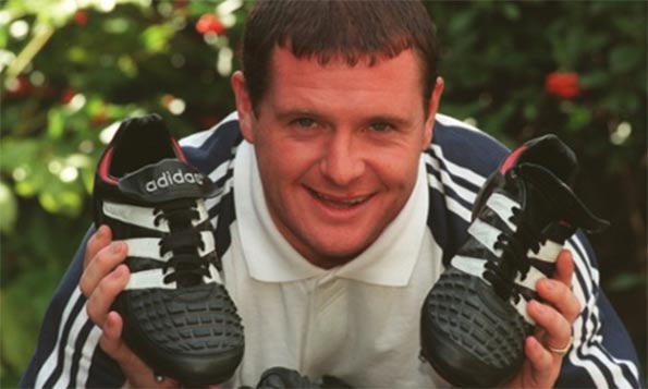 Gascoigne mostra le scarpe Predator