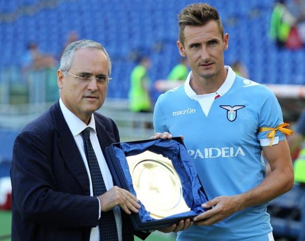 Klose con il fiocco giallo sulla manica