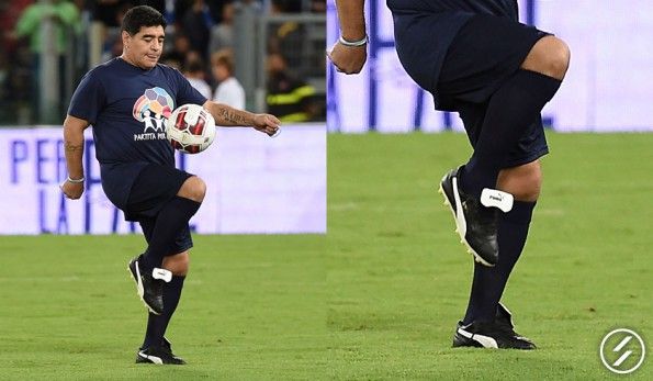 Maradona con le mitiche scarpe Puma King