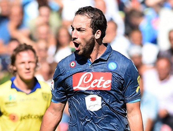 Il Napoli con il fiocco giallo per i due marò