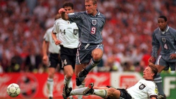 Shearer in azione agli Europei 1996