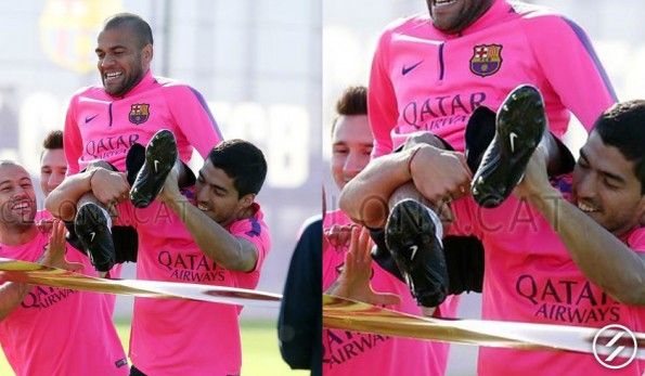 Dani Alves prova le scarpe Hypervenom