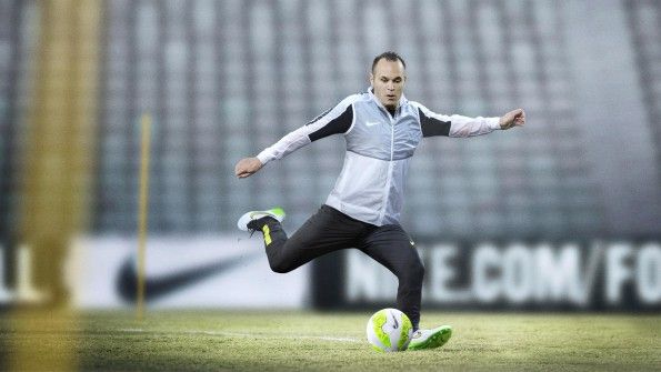 Iniesta in allenamento con la Nike Revolution Jacket