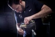 Addetto realizza scarpe Cristiano Ronaldo Gold