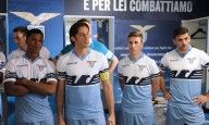 Il capitano Mauri con la maglia bandiera della Lazio