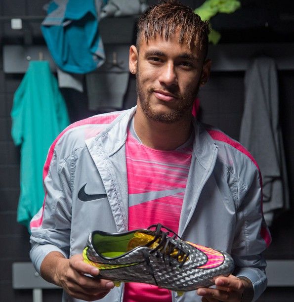 Neymar con le Hyoervenom Liquid Diamond