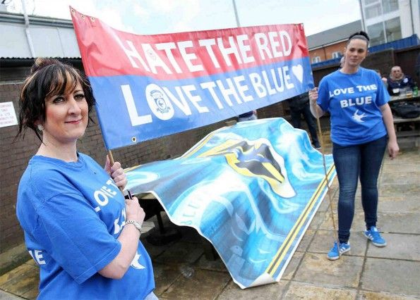 Proteste tifosi Cardiff City contro il colore rosso