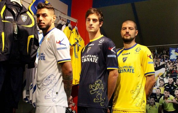 http://www.passionemaglie.it/wp-content/uploads/2015/03/frosinone-14-15-595x380.jpg