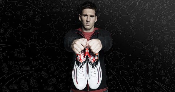 Messi mostra le scarpe Pibe de Barr10