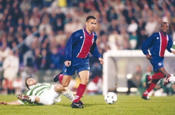 Djorkaeff con la maglia del PSG