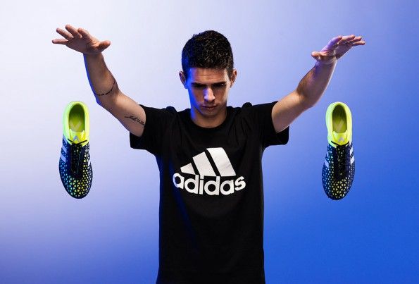 Oscar controlla le scarpe ACE adidas
