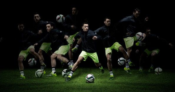 Ozil con le scarpe adidas ACE