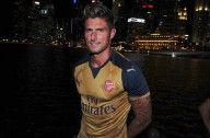Giroud indossa la maglia away dell'Arsenal 2015-16