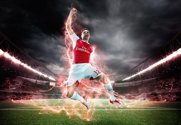 Giroud indossa la divisa dell'Arsenal 2015-16