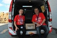 I due tifosi fortunati con le maglie da portare a Berlino