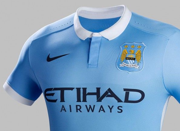 Dettaglio casacca Manchester City celeste 2015-16