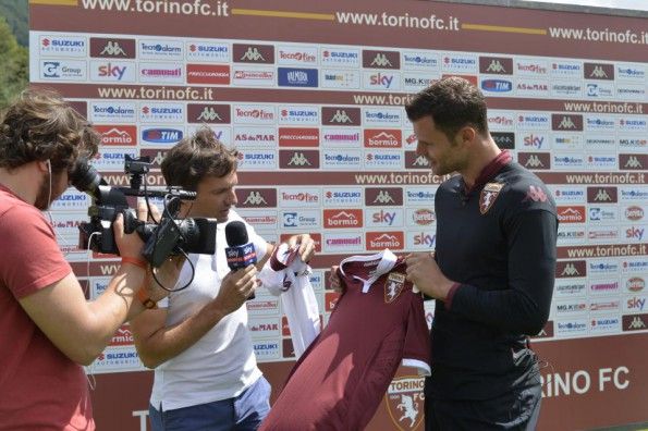Padelli mostra le maglie del Torino 2015-2016