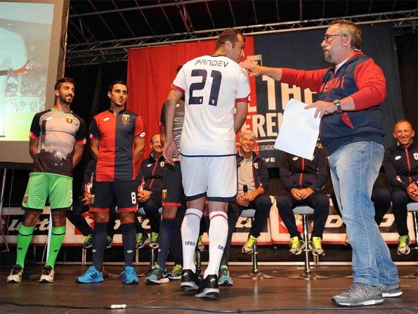 Pandev mostra la maglia away del Genoa 2015-16