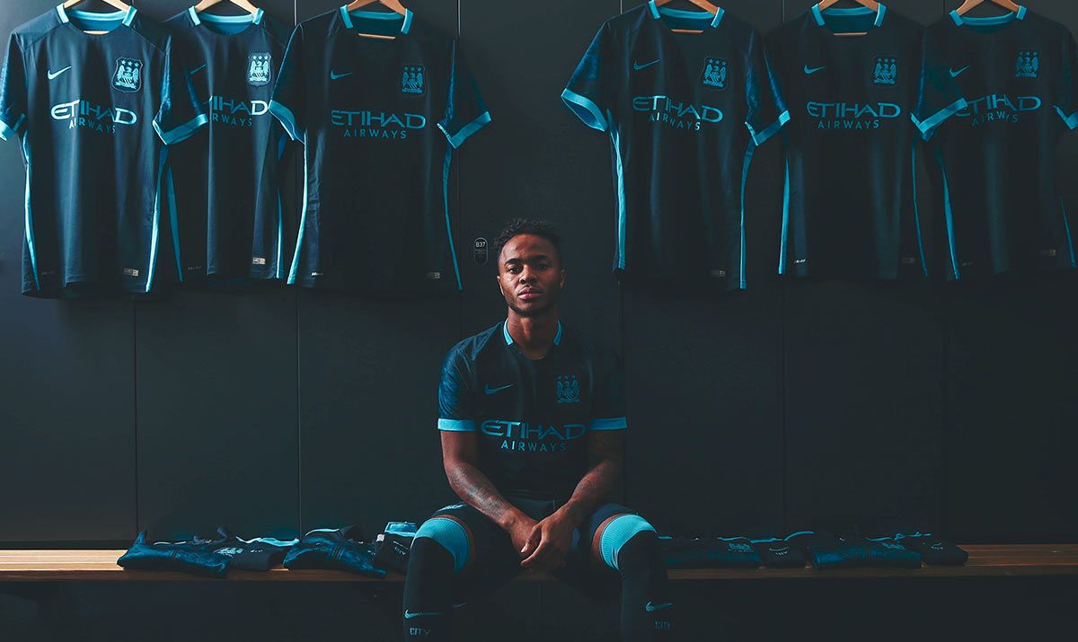Sterling indossa la maglia away del Manchester City 2015-16