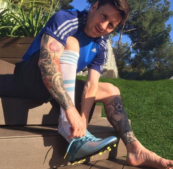 Leo Messi con le sue scarpe MESSI15