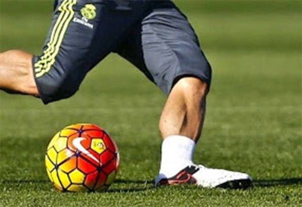 Dettaglio scarpe Tiempo VI ai piedi di Ramos