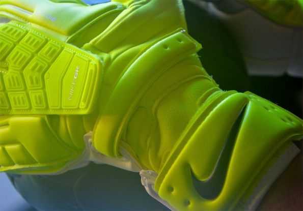 Dettaglio guanti portiere Nike GK Confidence gialli