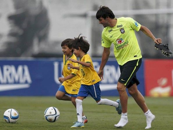 Kakà in allenamento con i bambini