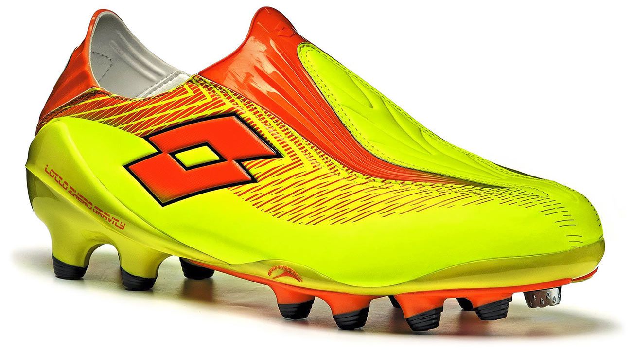 scarpe da calcio strane