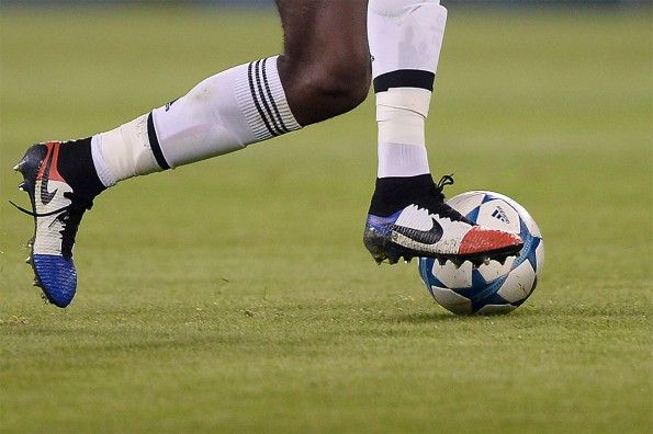 Le magista di Pogba con i colori della bandiera francese
