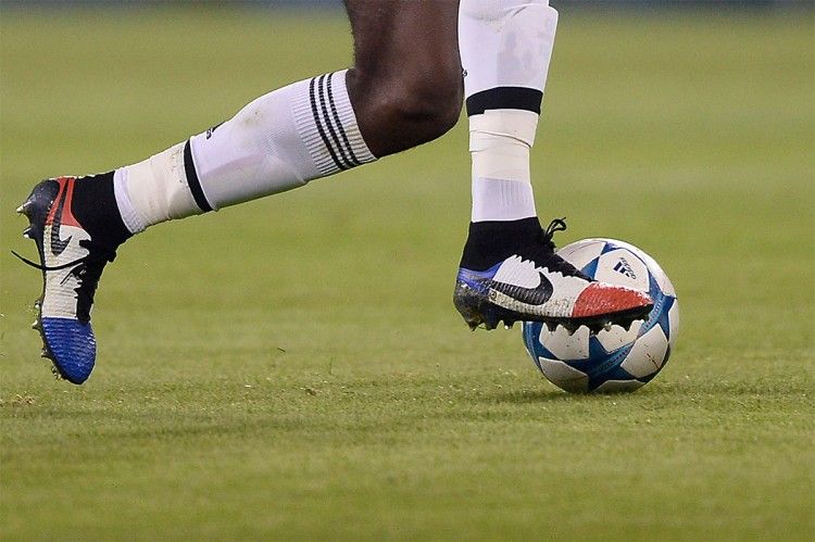 Le magista di Pogba con i colori della bandiera francese