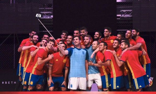 Selfie Spagna con la nuova maglia Euro 2016