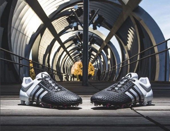 Colore bianco e nero, adidas ACE15+