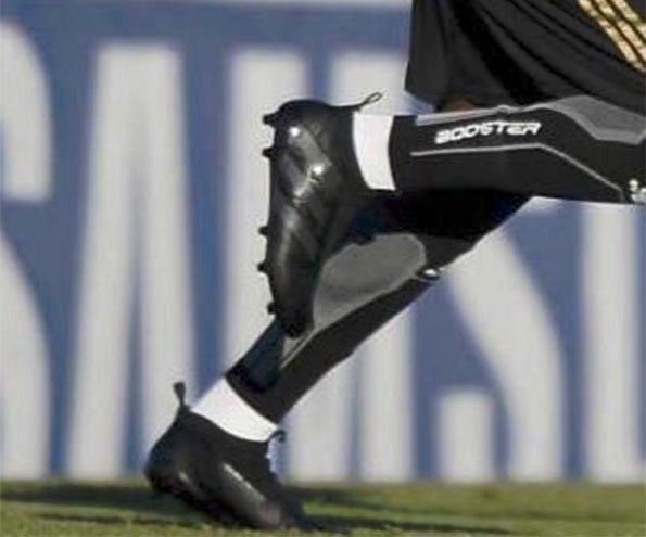 Le scarpe ACE16 nere ai piedi di Pogba